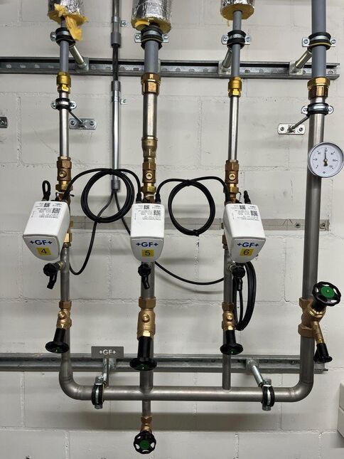 Hycleen Automation System von GF Piping Systems: Vorfabrikation Chromstahl geschweisst - die wulst- und nutfreien Schweissverbindungen verhindern Wasserstau, und die W3/E4-konformen Bauteile kommen in einem Stück hygienisch verpackt an ihren Bestimmungsort.